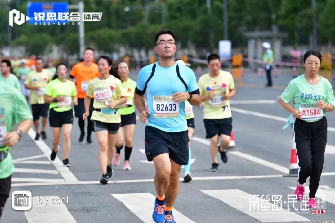 成都卷烟厂携手邛崃烟草公司参加邛崃半程马拉松