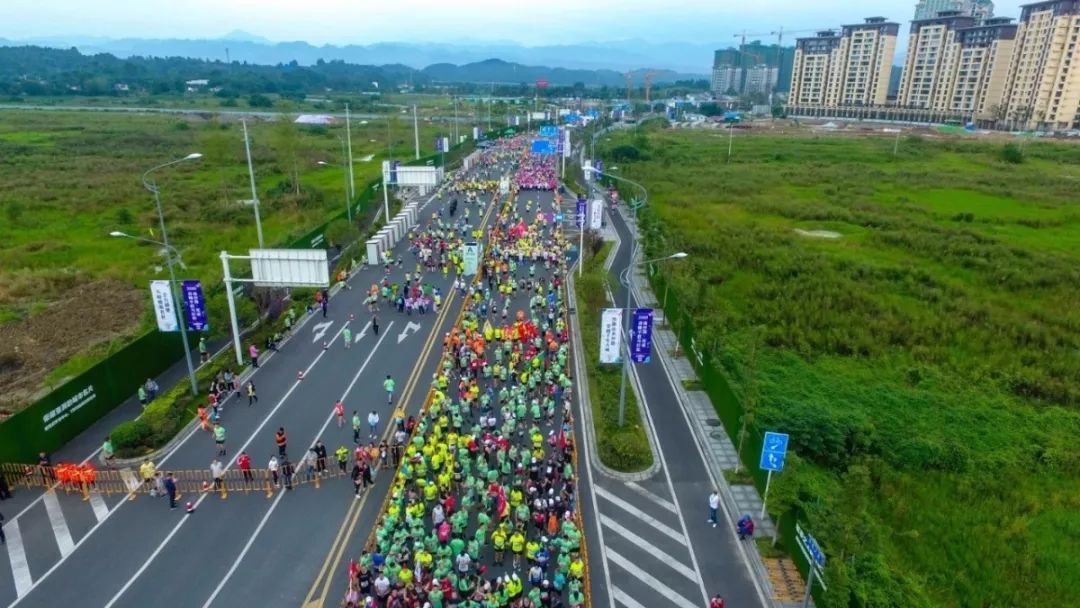 成都卷烟厂携手邛崃烟草公司参加邛崃半程马拉松