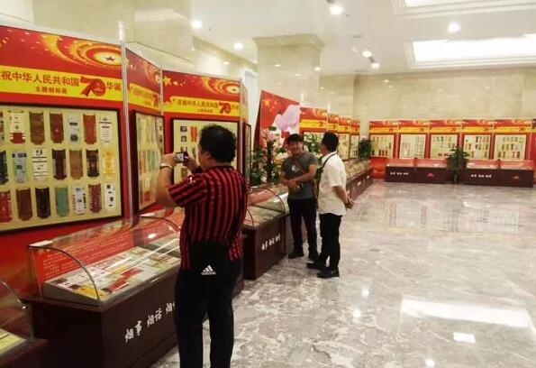 辽宁卷烟工业史馆举办“庆祝建国70周年主题烟标展”