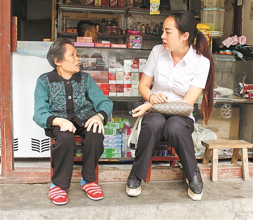 客户经理（右）与老年零售客户交流