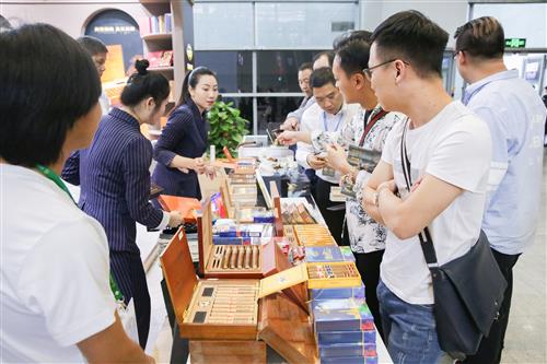 展会上，众多中外知名品牌雪茄引来参观者驻足流连。 