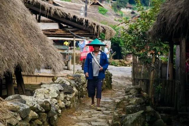 中国最后一个原始部落！村民住草屋抽烟斗