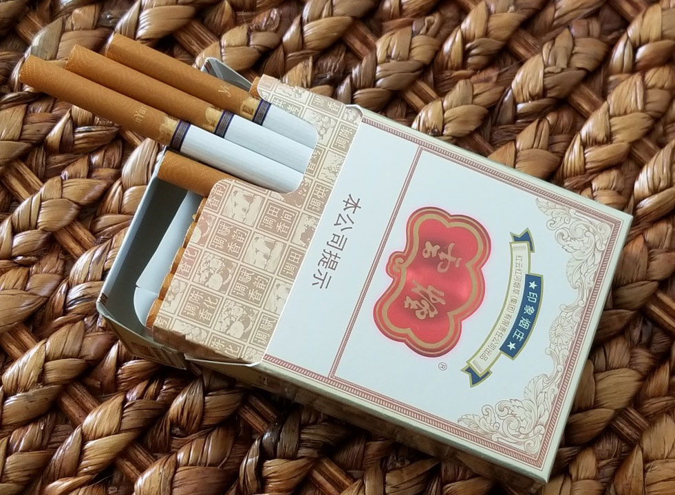 免版中支云烟印象烟庄品玩:无刺辣杂气 口感偏厚重但不饱满 感觉一般